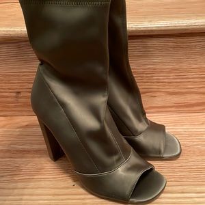 🌸NEW STEVE MADDEN KING PEEP TOE BOOTIES WOMEN’S SIZE 9